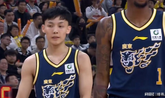 挤走胡明轩+取代徐杰！广东锋线奇兵确认上位，杜锋下课倒计时？